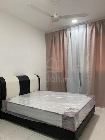 Master Room Fully Furnished with Queen Bed Include Internet car park 1