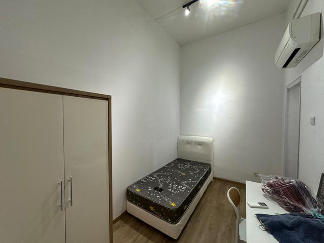 Georgetown Room with private bathroom Gleneagles hospital gurney 1