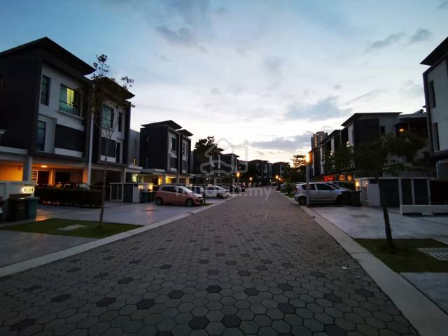 Below market. Renovated Big size Sunway Montana 2 storeys Townhouse 1