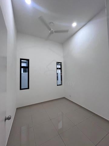 R2500/Bandar Kulai/Jalan Bayan/Single Semi-D/4+1bed/Partial Furnished 1