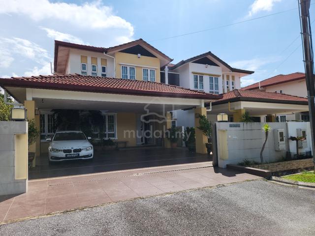 classic semi D, tastefully renovated, fully furnished 1