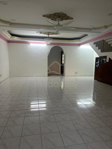 Free hold ,Electric gate,clean,very reasonable price.4 rooms 3 toilets 1