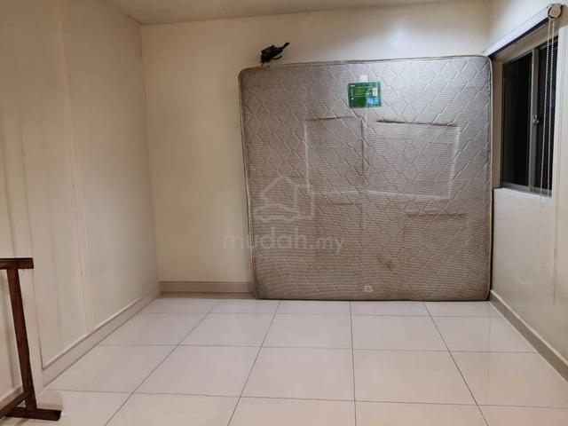 Bandar Botanik Klang Room for rent with Bed mattress & Clothes rack 1