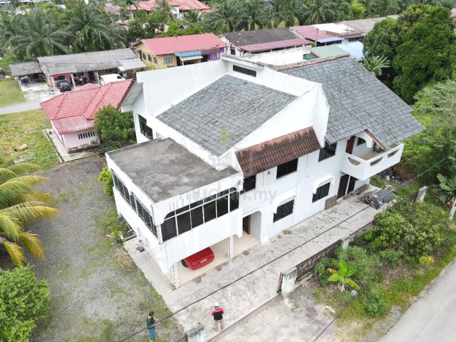Banglo Beserta Tanah Yang Luas, 7 Blk 4 Blk Air, Bt Pahat, Johor 1