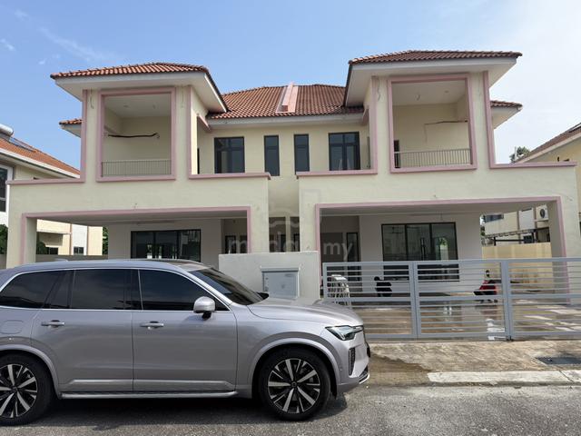 Semi- D hse in Morib for rent 1