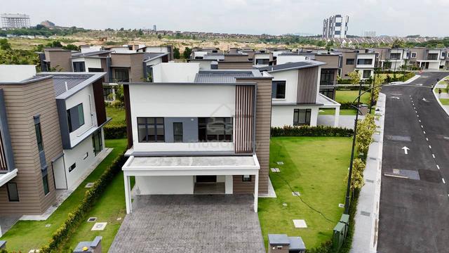 [ CORNER LOT FREEHOLD ] Bungalow Waterfront Diamond City Semenyih 1