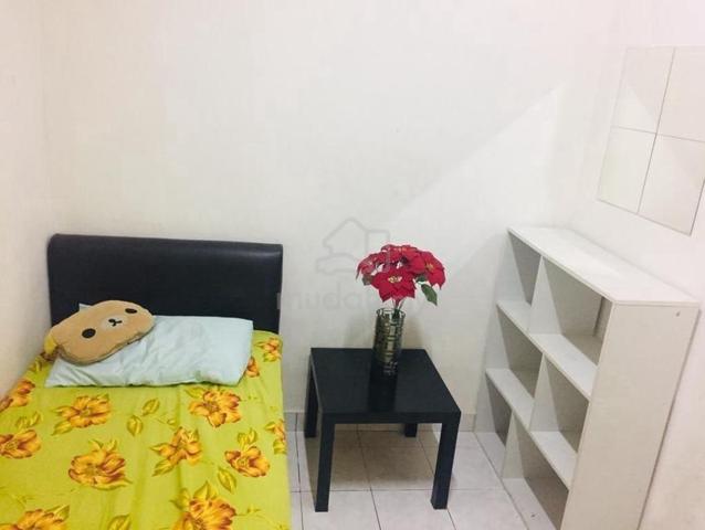 Small room for rent (Pelangi Damansara Condominium) 1