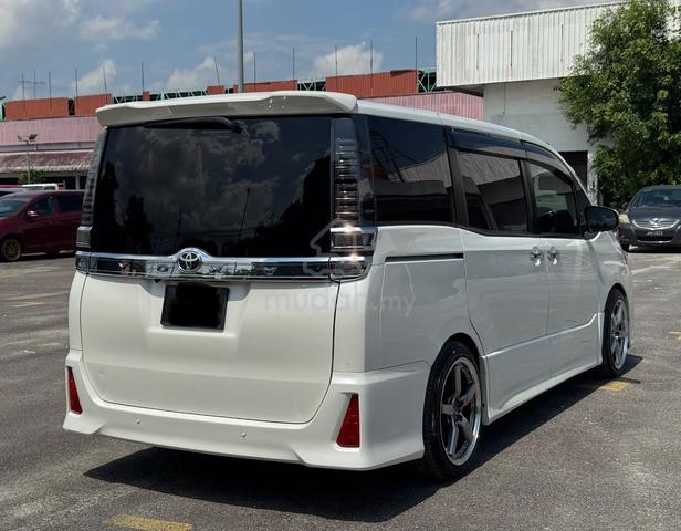 Toyota Voxy 2.0 ZS Kirameki - 2