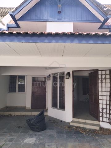 2 and half lower ground story house in tmn gasing indah for sale 1