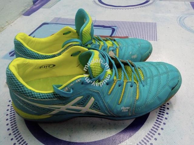 kasut futsal asics