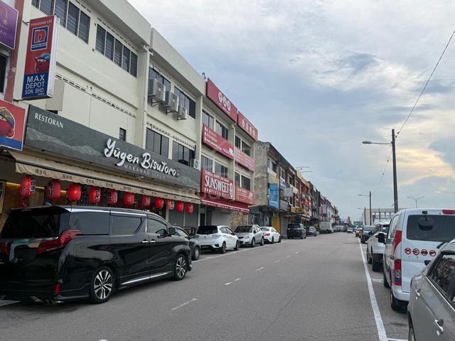 Taman Johor Jaya @ Jalan Dedap Renovated Three Storey Terrace Shop GF 1