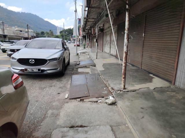 Shoplot with 3 bedrooms beside main road Rent 2600 @ Paya Terubong 1