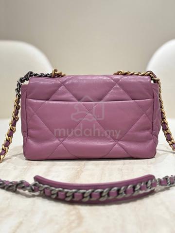 Chanel 19 Flap Shoulder Bag in Purple Lambskin - photo 4 of 4