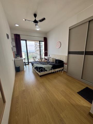 Large Master Room With Balcony @ Amberside π High Floor 1