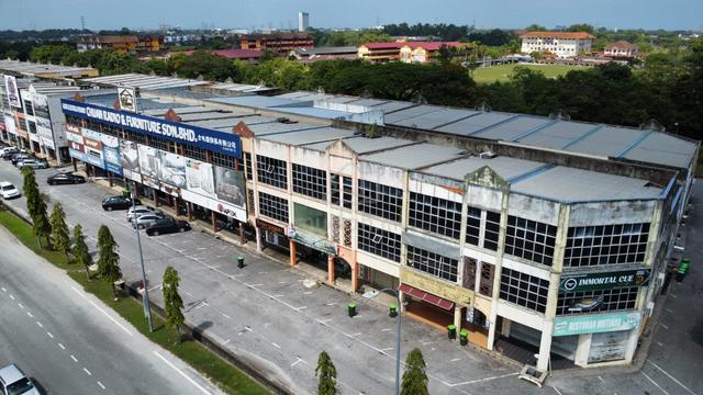 2 units 2.5 Storey Shoplot with High ROI 5.1% For Sale Shahab Perdana 1