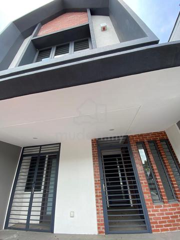 Single room **4km to Elmina Lakeside mall **directly to outside 1