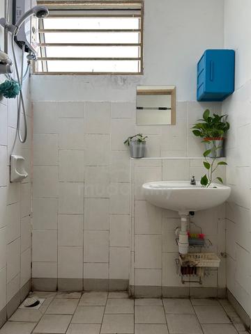 Master Bedroom For Rent. 2