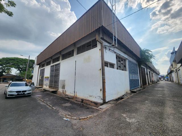 Corner Lot 1.5 Storey Light Industry @ Lengkok Kikik 2,Inderawasih 1