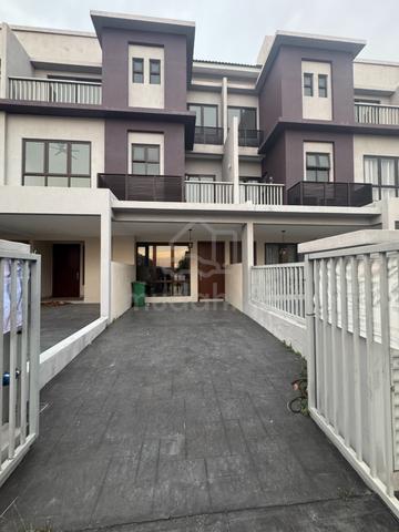 [GATED GUARDED]Double storey The Strata Townhouse Bandar Puteri Bangi 1