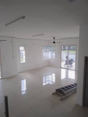 Banglow Cantik Tanah Luas Untuk Disewa di Parit Buntar 2