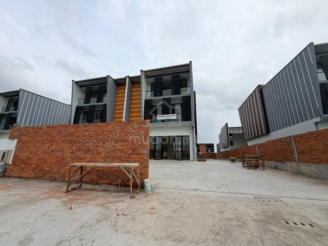 Pine Square 66 Light Industry 3 Storey Semi-D Warehouse/Showroom for R 1