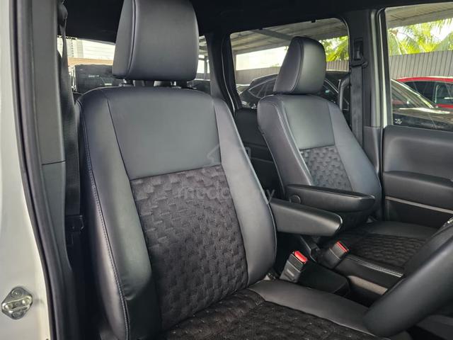 RECON 2023 Toyota VOXY SZ 20k KM Power boot - 3
