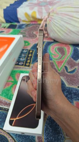 iPhone 16 Pro Max - photo 3 of 6