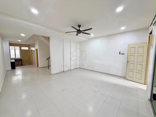 LA Garden JP Perdana 2 Storey Terrace House near mount austin crest 1