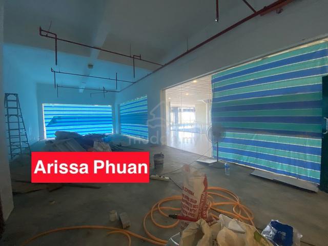High-Traffic Shop Lot Perfect for Branding & Signage E-GATE Jelutong. 2