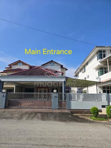 Modern Elegance 2.5 Story Semi-D in Town! 1