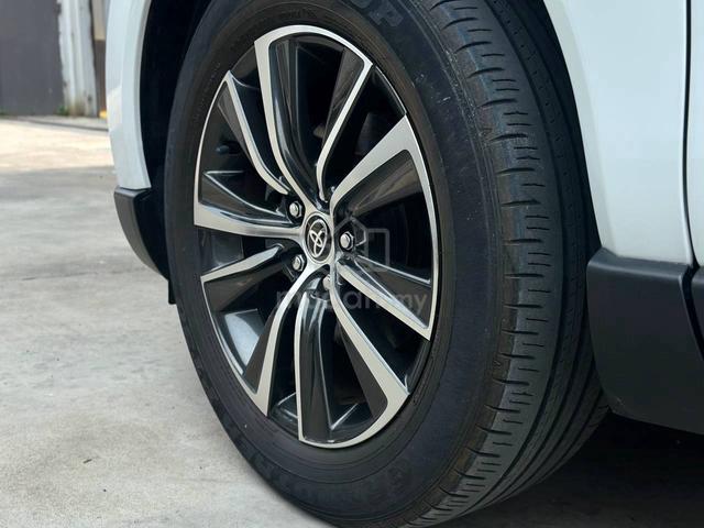Toyota Harrier G *Grade 4.5 / Black Interior* - 4