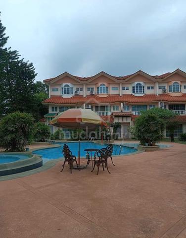 Freehold Tiger Lane Good Condition Thompson Pine 3 Storey House 1