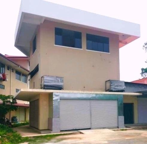 Detached High Ceiling Shoplot 1