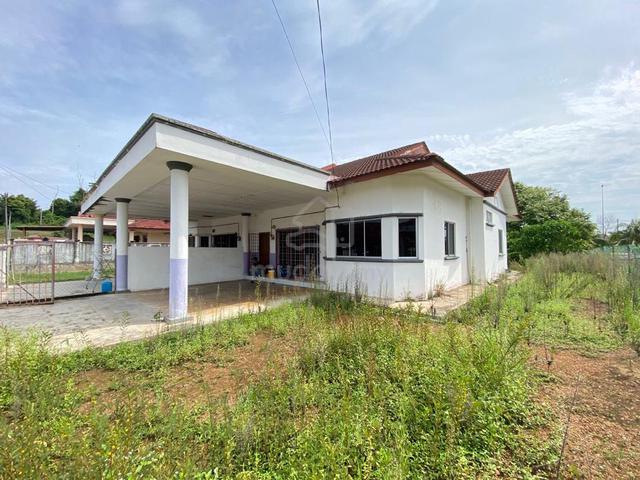 Kampung tiram single semi-d house for rent below market price. 1