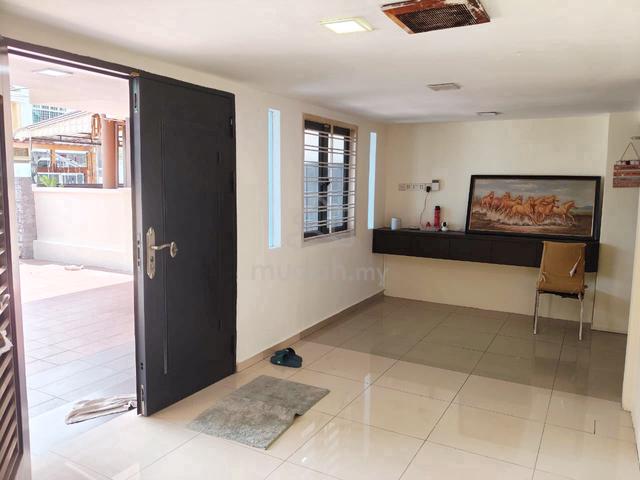 Ulu Tiram 2.5 storey Terrace| Family House|Renovated|Bukit Jaya 1