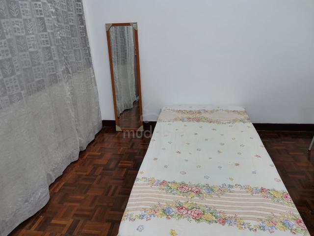 Medium bedroom for let for single female. 1