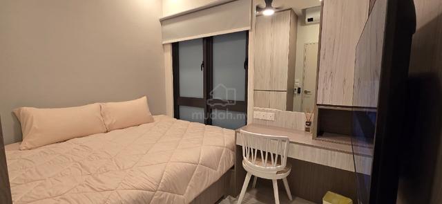 Designer Furnished Room, 5 Star facilities. 3 MRT Station to TRX 1