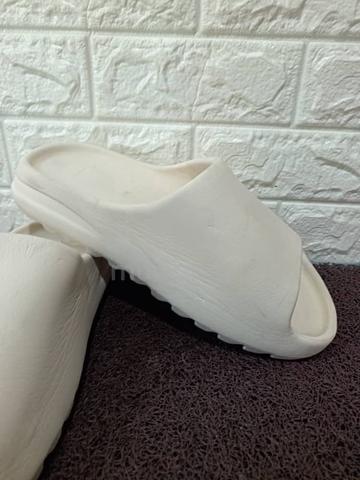 uk11 Adidas Yezzy Slide - photo 4 of 6