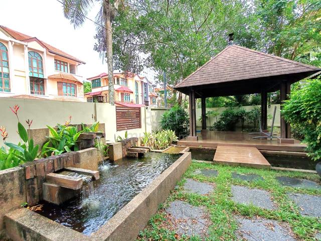 Corner unit with nice garden, fully furnsihed, move-in condition! 1