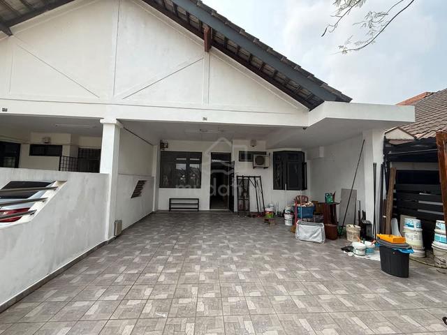 1.5 storey Taman molek / near Ciq, Jb Town / 3 bedroom / below market 1