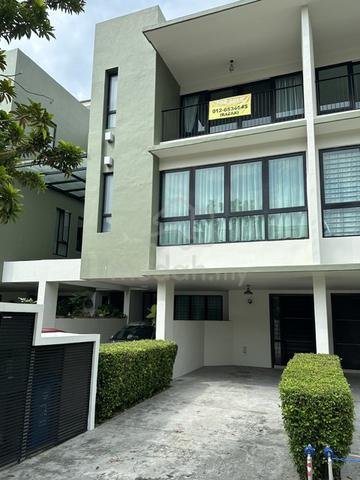 Spacious Townvilla next to DASH Highway Exit 1