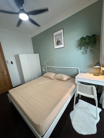 R&F mall Balcony room (Quality bed) for rent - mins walk to CIQ 1