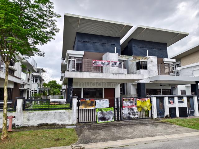 Huge bungalow size Living Area with Roof top space & practical layout 1