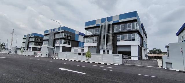 New 2.5 Semi-D factory @Balakong Jaya rent hurry call now! 1
