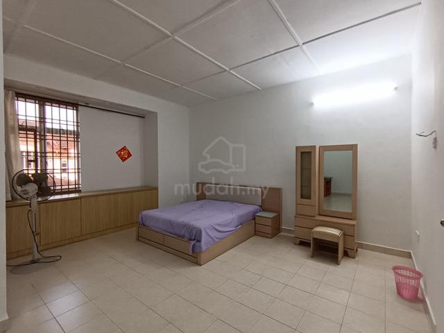 Master bedroom for rent in Kulai 1