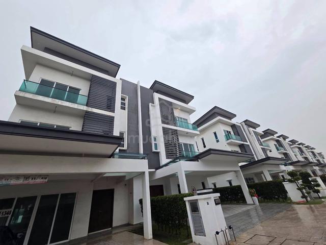 LAMAN VISTA ALAM Bukit Raja KLANG 3 Storey Semi D 40x90 with Pool Lift 1