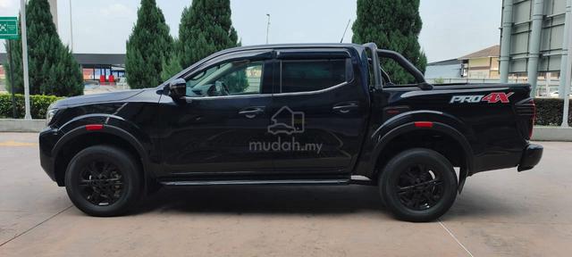 2022 Nissan NAVARA 2.5 V full loan waranty - 4