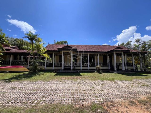 (TANAH LUAS 35,381sqft) Villa Klasik Putih Marang, Terengganu for sale 1