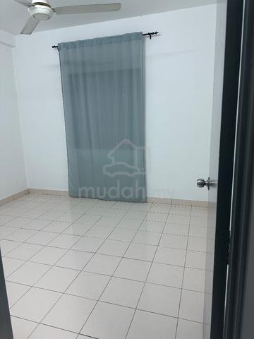 Middle room for rent at Sri Putramas 3