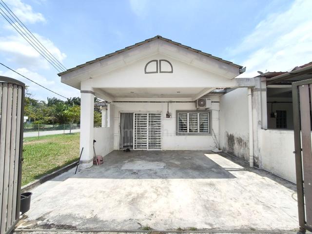 Corner Lot with Huge Land Taman Langat Murni Banting, Selangor 1